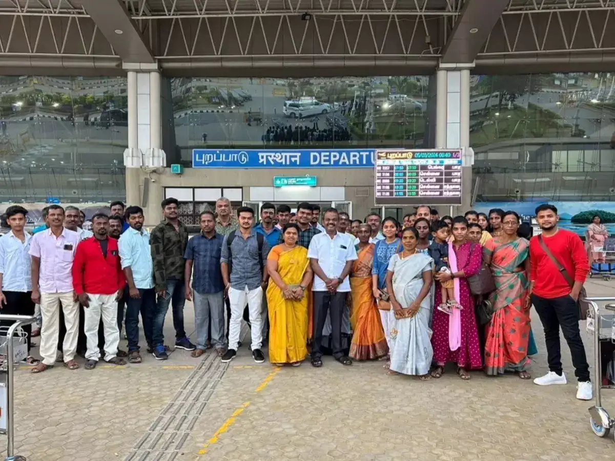 மதுரையில் நெகிழ்ச்சி சம்பவம்! தனது தொழிலாளர்களை விமானத்தில் சுற்றுலா அழைத்துச் சென்ற பேக்கரி உரிமையாளர்! குவியும் பாராட்டு! 