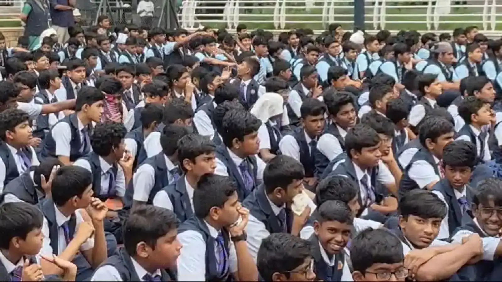 பள்ளி மாணவ மாணவிகளை மழையில் நனைந்தபடி மைதானத்தில் அமர வைத்த கோவை பள்ளி நிர்வாகம்-வைரல் வீடியோ! 