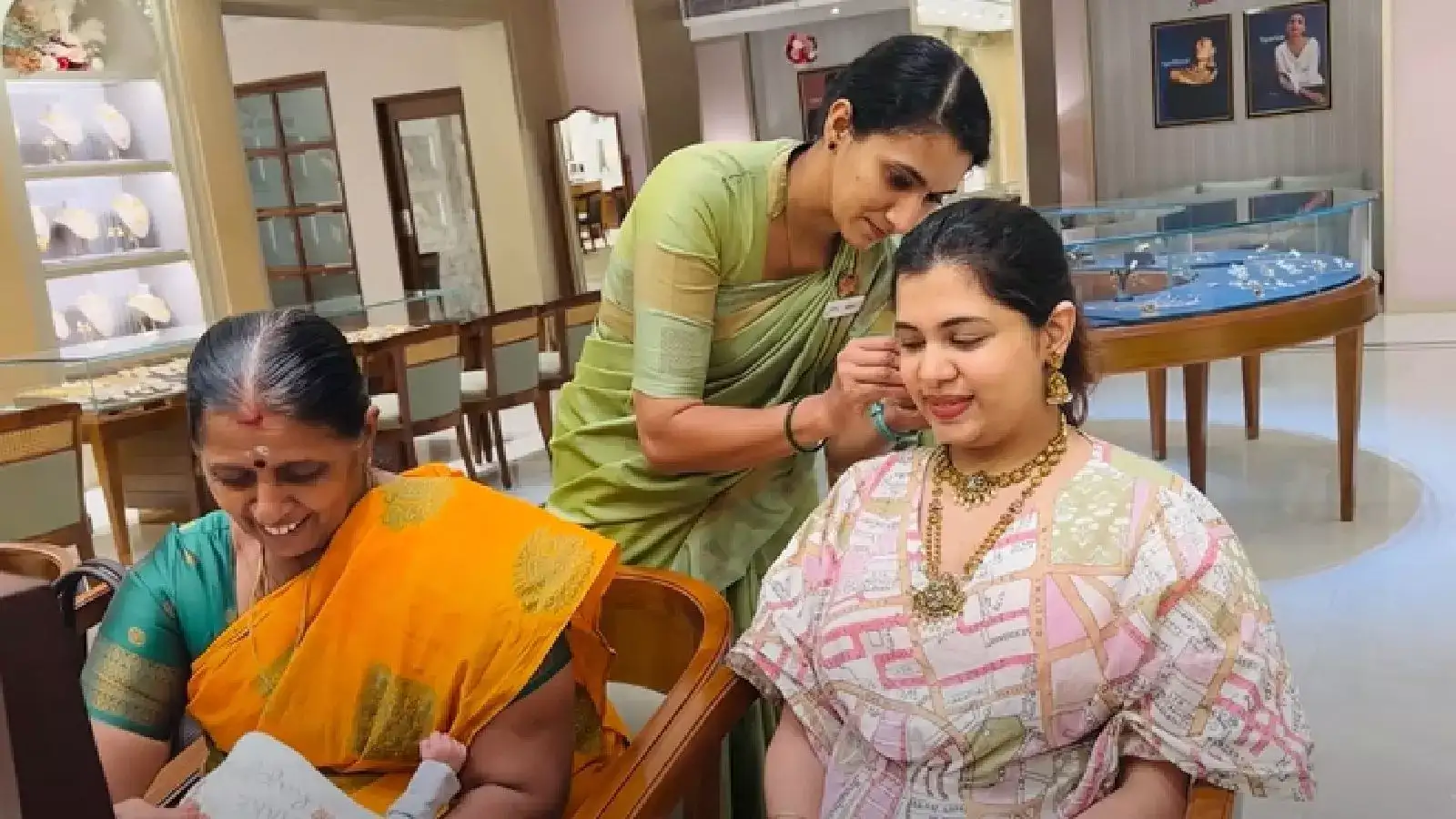 ഐശ്വര്യത്തിന്റെ സൈറൺ മുഴക്കിയാണ് ആ വരവ് തന്നെ! നൂലുകെട്ടിന് ലക്ഷങ്ങളുടെ ഗോൾഡ്; ദിയയുടെ പുത്തൻ സന്തോഷങ്ങൾ