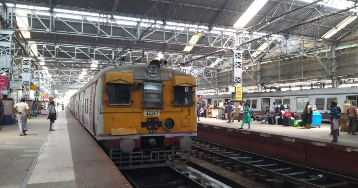 দানা সামলে শিয়ালদহ দক্ষিণ শাখায় চালু লোকাল ট্রেন – cyclone dana rail services resume sealdah south section