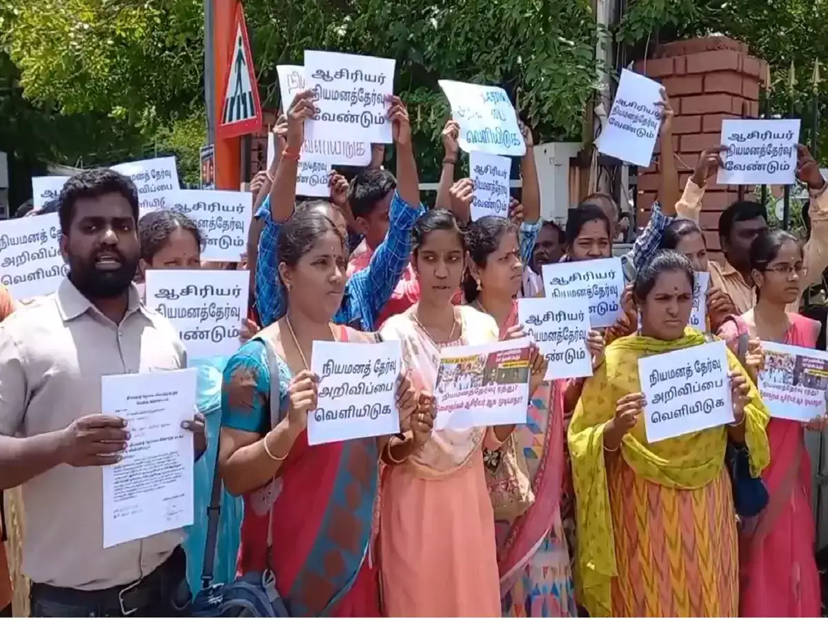 சேலம் ஆட்சியர் அலுவலகம் முற்றுகை... ஆசிரியர் நியமன தேர்வை உடனடியாக நடத்த வலியுறுத்தல்! 