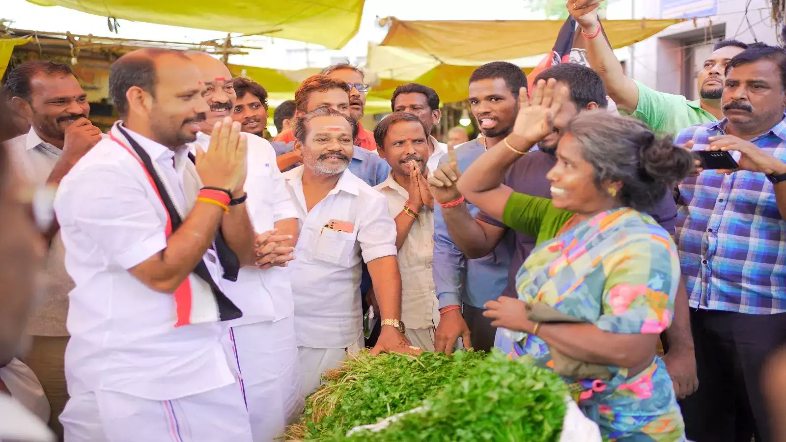 ​திருச்சி அதிமுக வேட்பாளர் கருப்பையா, காந்தி மார்க்கெட்டில் கீரை கட்டுகளை விற்பனை செய்து கொடுத்து, வியாபாரிகளிடம் வாக்கு சேகரிப்பு! 