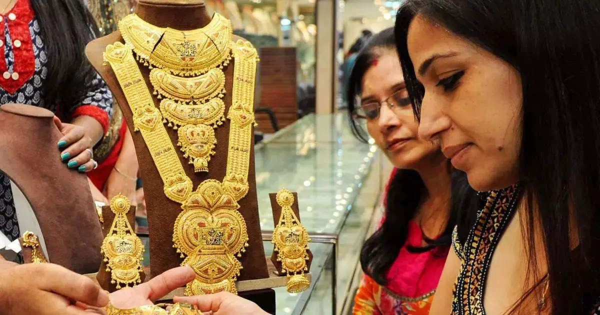 Gold prices remain near record levels;  Increase in silver rates