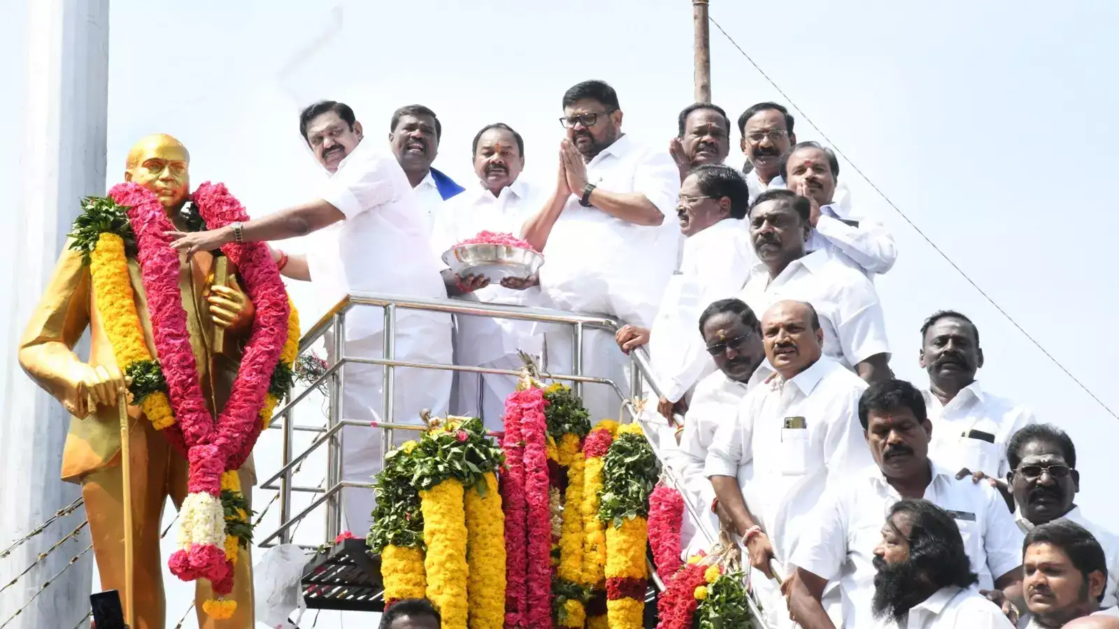 டாக்டர் அம்பேத்கர் பிறந்தநாள்: சேலத்தில் அவரது சிலைக்கு அரசியல் கட்சியினர் மாலை அணிவித்து மரியாதை! 