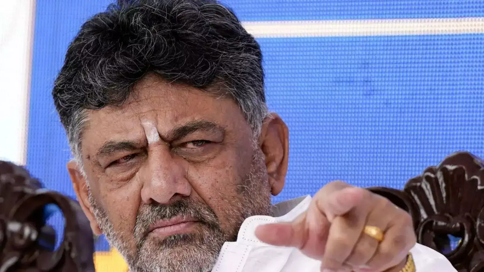 ஓங்கி அடிச்ச டிகே சிவக்குமார்... தடுமாறி போன காங்கிரஸ் தொண்டர்... சட்டுனு பாயிண்டை புடிச்ச பாஜக! 