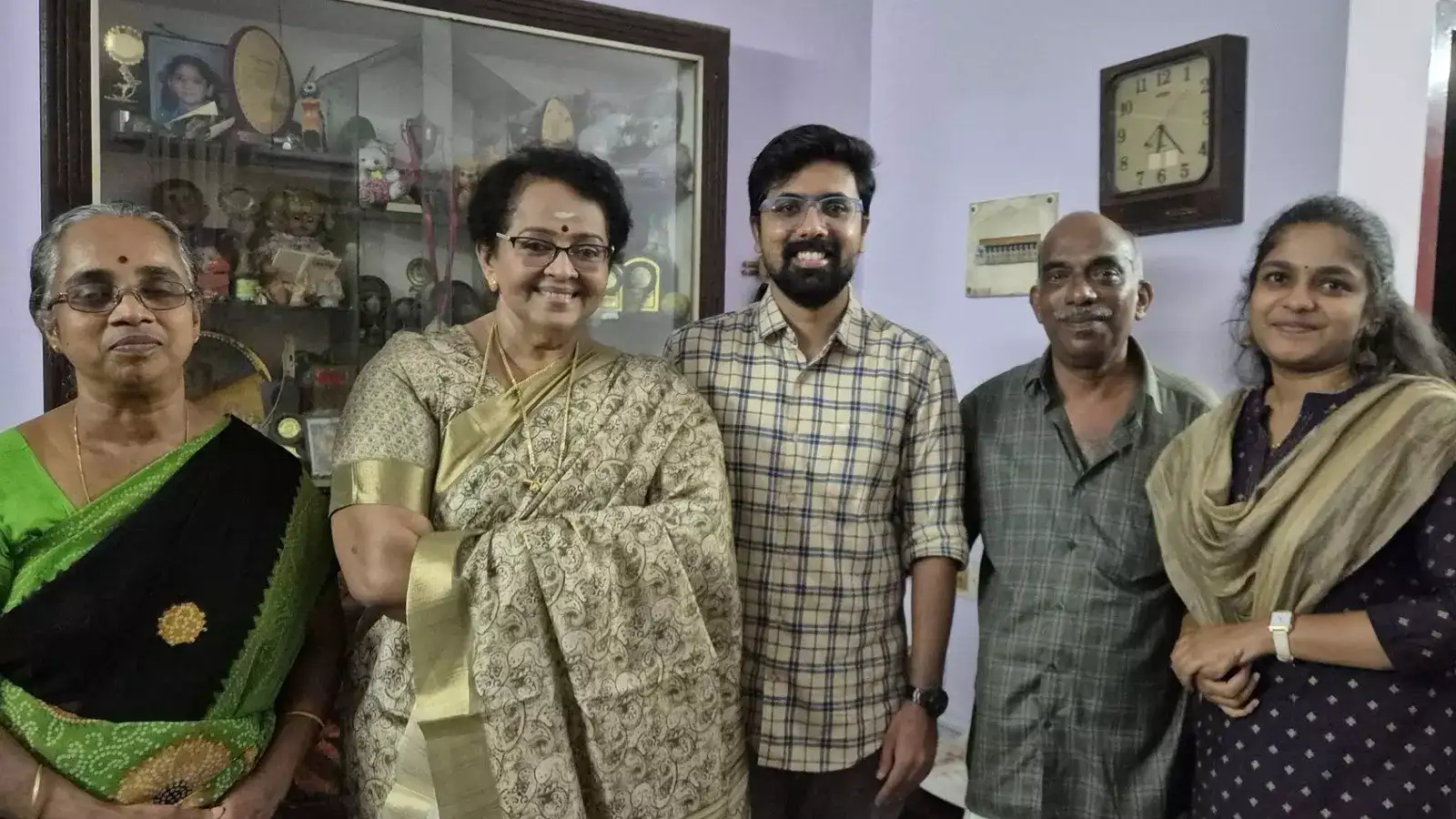 ചേച്ചി കത്തെഴുതുമ്പോൾ ഇന്ദ്രനും രാജുവും വാശിപിടിക്കും എനിക്ക് കത്തെഴുതാൻ! ചേച്ചിയുടെ കത്തിന്റെ കൂടെ എത്തുന്ന കത്തുകൾ