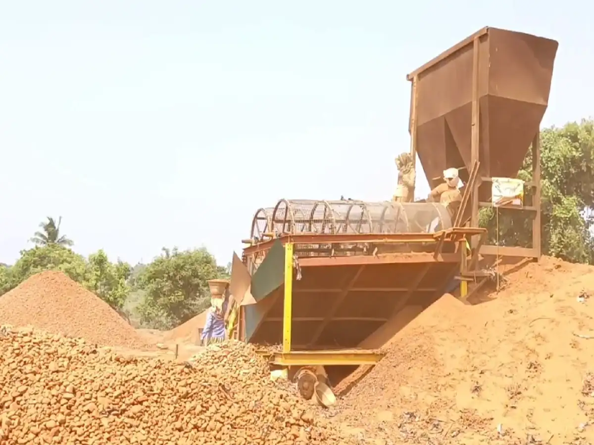 விழுப்புரம் மரக்காணம் அருகே கனிம வளம் திருட்டு; மாவட்ட ஆட்சியரிடம் விவசாயிகள் மனு! 