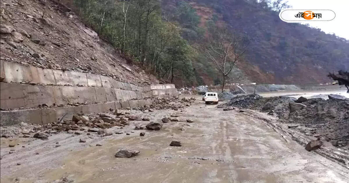 Siliguri To Gangtok Road : দার্জিলিঙে বন্ধ ১০ নম্বর জাতীয় সড়ক! বিক্ষোভ গাড়ি চালকদের, ভোগান্তিতে পর্যটকরা – darjeeling tourists facing problem as siliguri to gangtok national highway 10 closed due to landslides