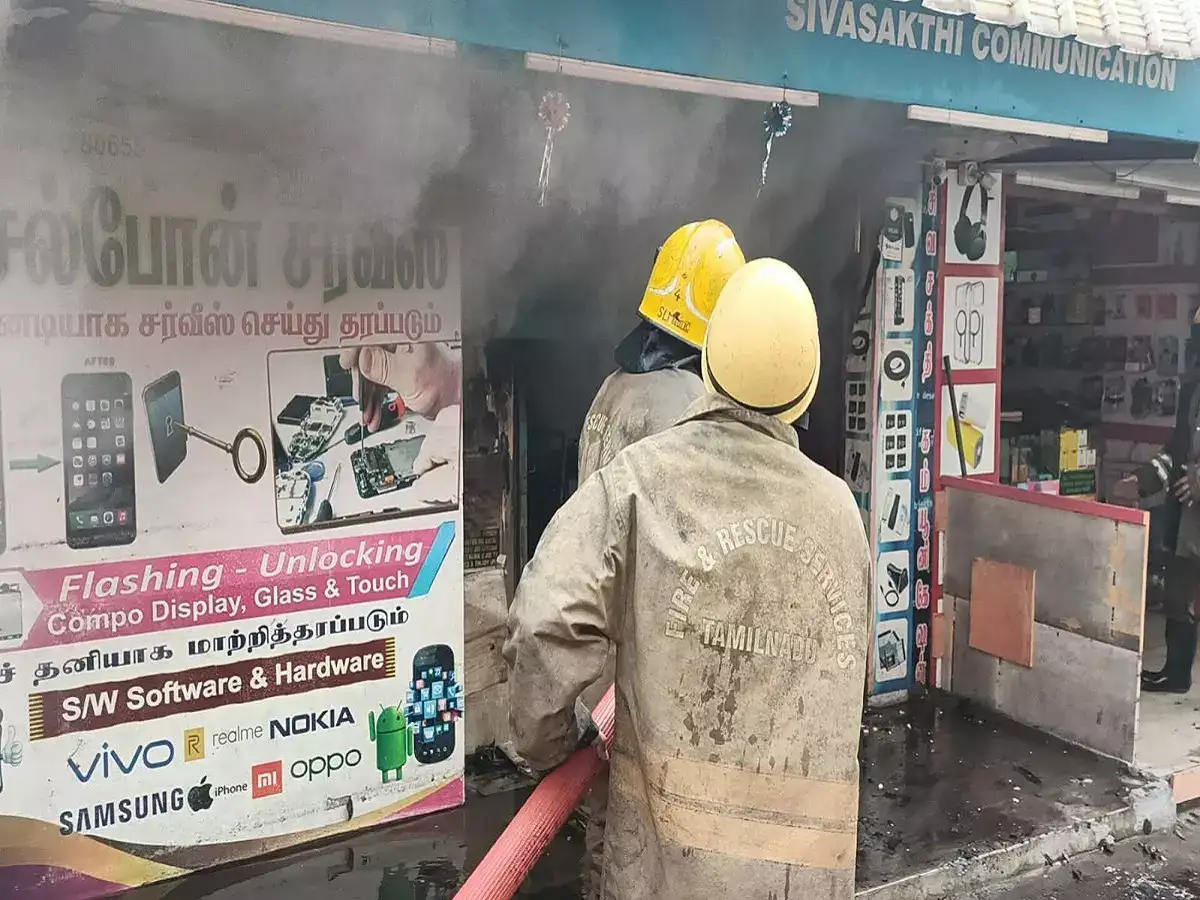 சேலம்: செல்போன் கடையில் தீ விபத்து 