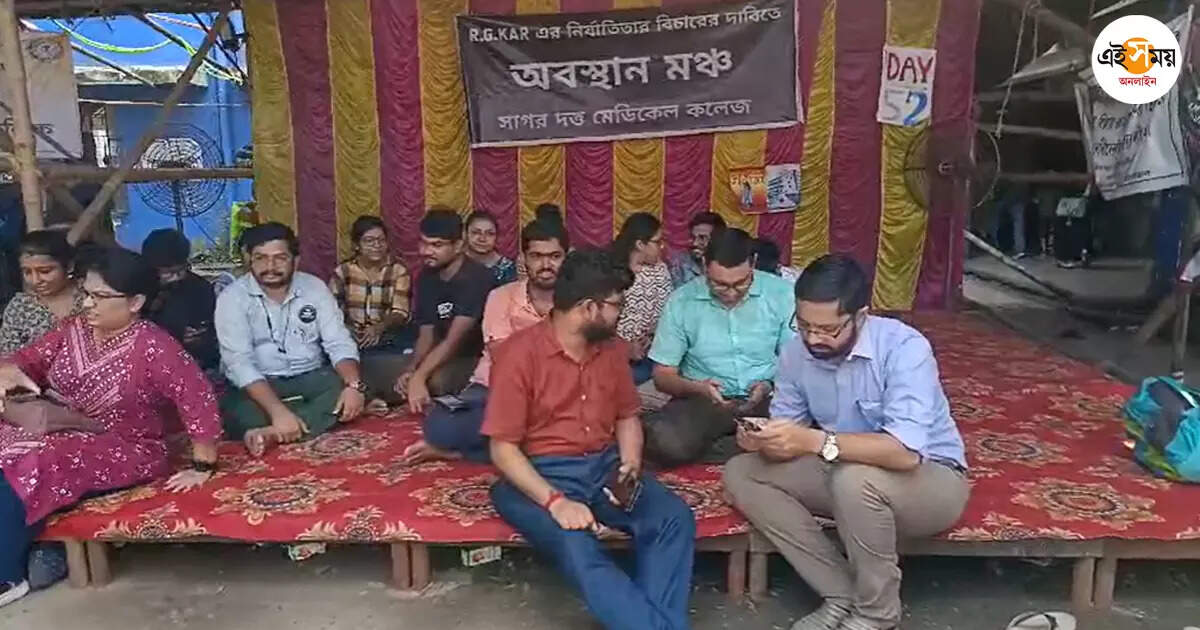 Sagar Dutta Medical College,আলো-পাখা খুলেও সব ফিরল ধর্নামঞ্চে – junior doctors dharna movement at kamarhati sagar dutta medical college premises