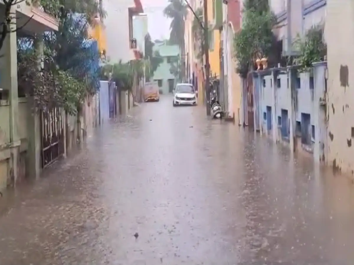 புதுச்சேரியில் மழையால் மக்களின் இயல்பு வாழ்க்கை பாதிப்பு....குளம் போல் தேங்கிய மழைநீர்! 