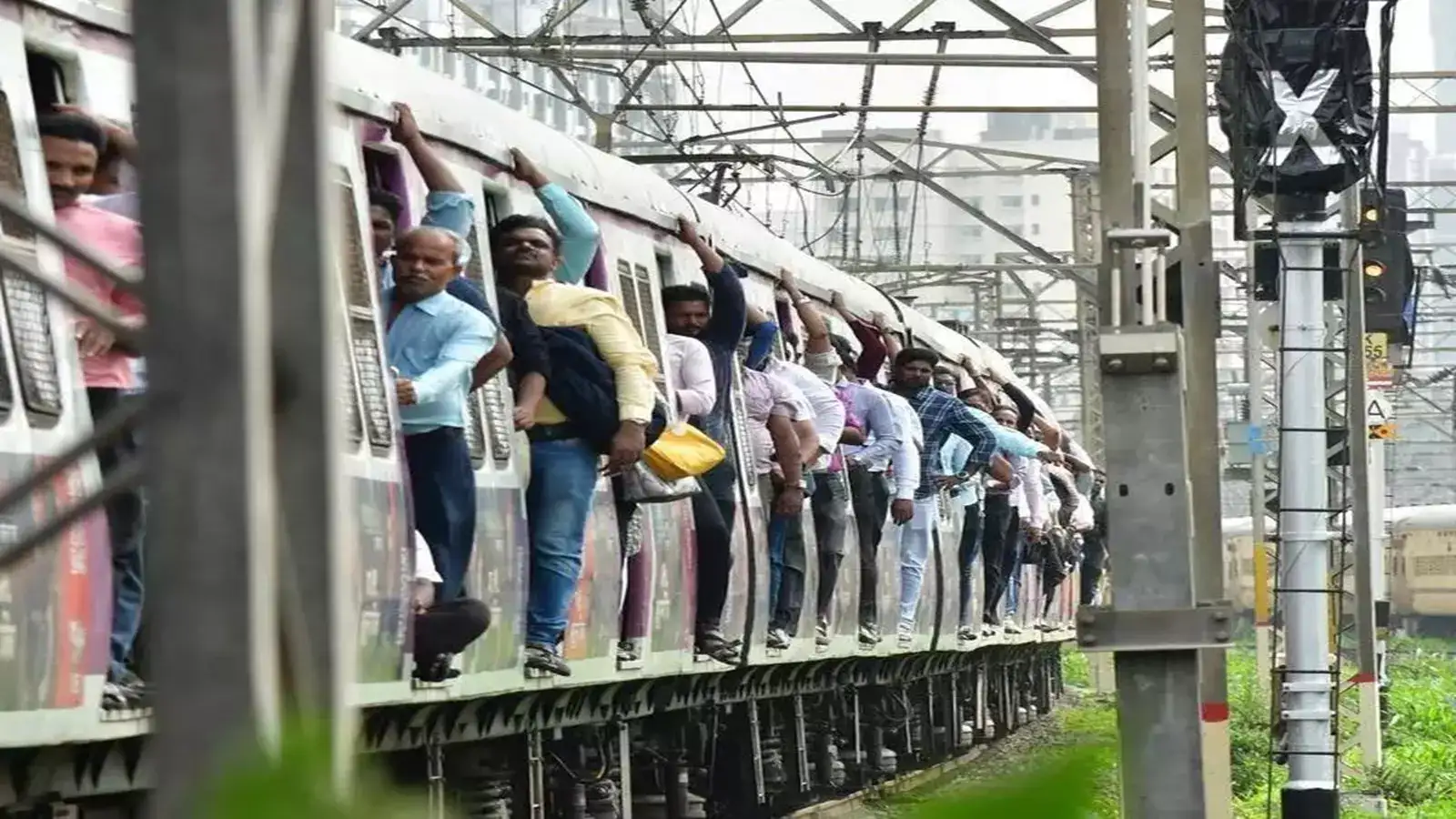 கோவை-மேட்டுப்பாளையம் மெமு ரயில்... ஆபத்தை உணராமல் படிகட்டுகளில் நின்றவாறு பயணம்! 