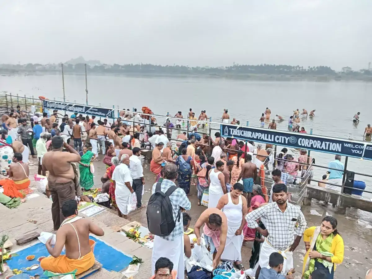 Thai Amavasai Tharpanam : திருச்சி ஸ்ரீரங்கம் அம்மா மண்டப படித்துறையில் முன்னோர்களுக்கு தர்ப்பணம்-குவிந்து வரும் பொதுமக்கள்! 