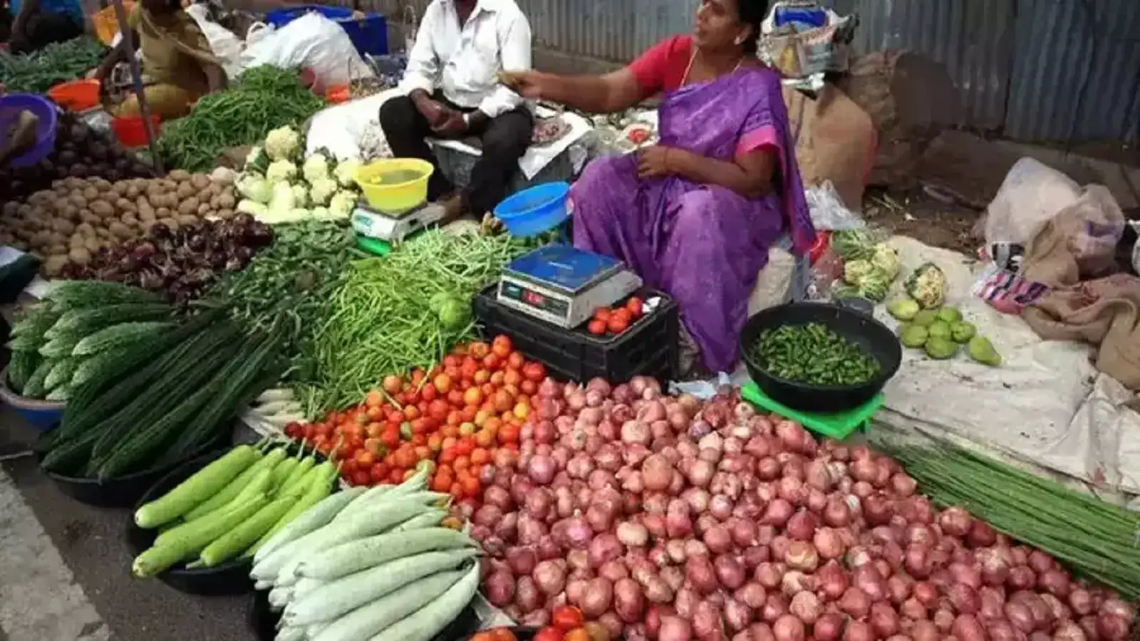 தக்காளி, வெங்காயம் விலை எவ்வளவு? கோயம்பேடு மார்க்கெட்டில் இன்றைய காய்கறிகளின் விலை நிலவரம்! 