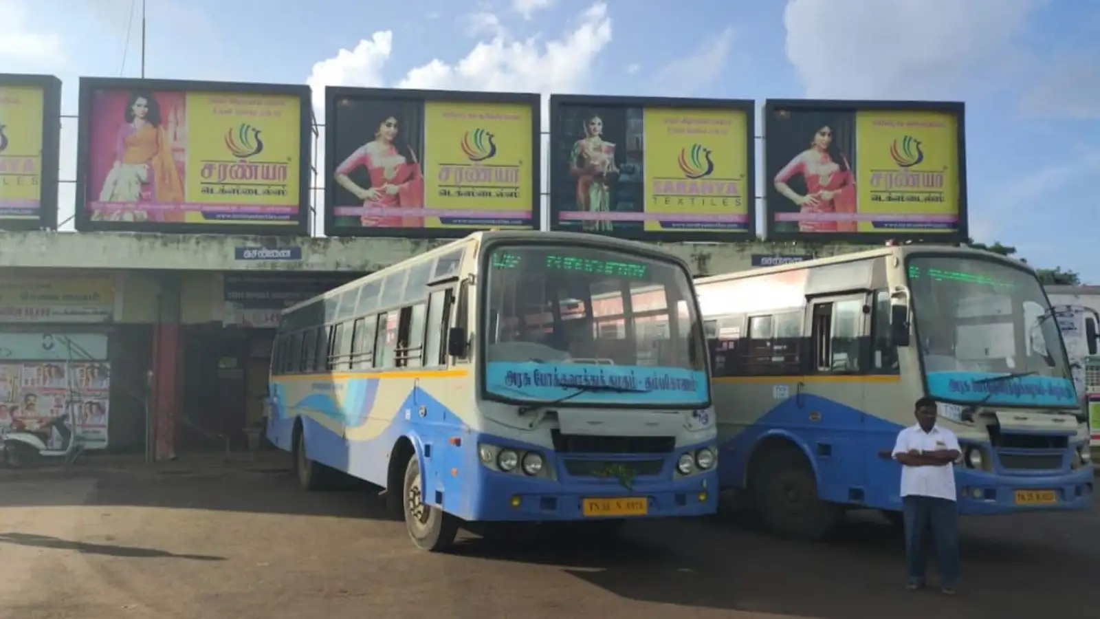 பெண்கள் இரவில் இருட்டில் நடந்து செல்லும் அவலம்... நாகையில் பேருந்து வசதி ஏற்படுத்தி தர கோரிக்கை... 