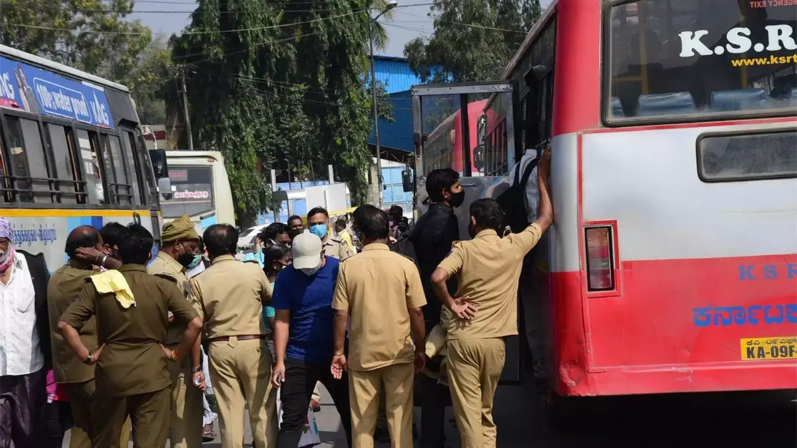 கர்நாடகாவில் பஸ் ஸ்ட்ரைக்… KSRTC ஊழியர்கள் அதிரடி- தமிழகப் பேருந்து சேவை பாதிப்பு! 