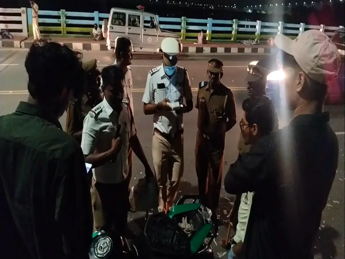 திருச்சியில் புத்தாண்டை வரவேற்கும் வகையில் குடும்பத்துடன் கேக் வெட்டி கொண்டாடிய மக்கள் - சாலைகளில் குத்தாட்டம் போட்ட இளைஞர்கள்! 