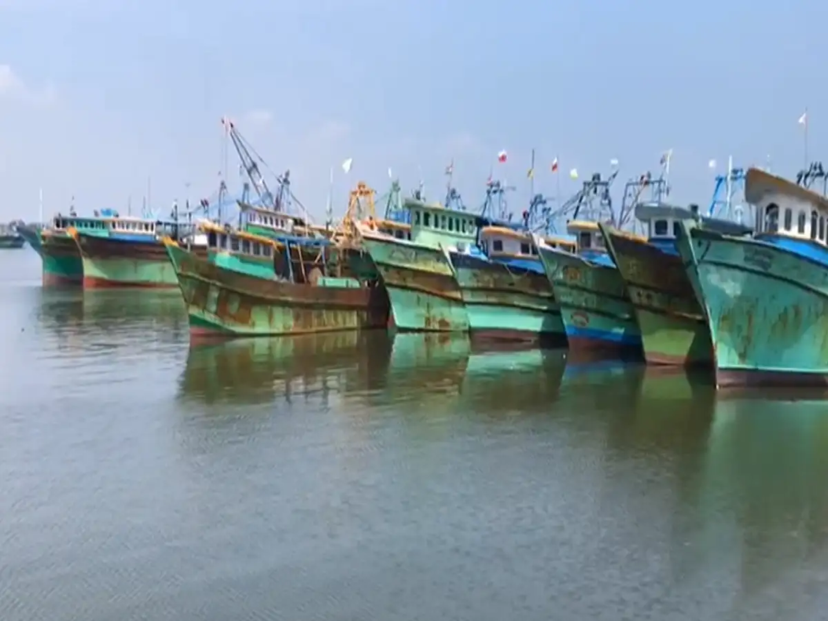 தூத்துக்குடி மீனவர்கள் கடலுக்கு மீன் பிடிக்க செல்ல வேண்டாம்; மீன்வளத்துறை உத்தரவு! 