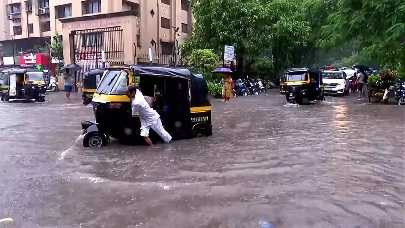 மும்பையில் கொட்டித்தீர்க்கும் கனமழை...பொதுமக்களின் இயல்பு வாழ்க்கை பாதிப்பு! 