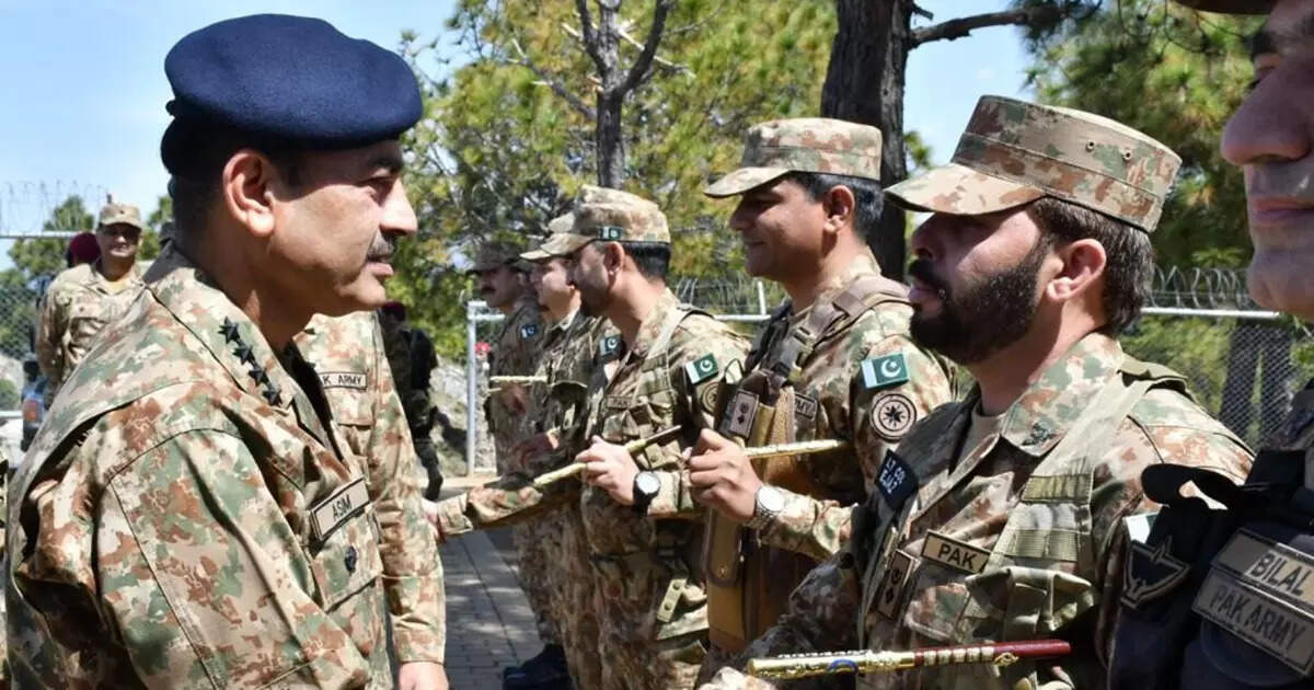 Indian army: सुरक्षा एजेंसियों ने देश को दहलाने की बड़ी साजिश की नाकाम, दिल्ली-राजस्थान में बरामद हुईं भारतीय सेना की 40 नकली लड़ाकू वर्दी