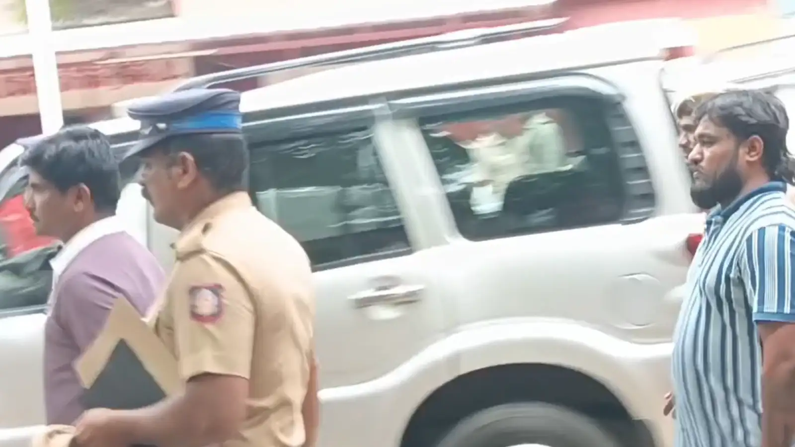 கரூர் மருத்துவமனையில் தவெகவினருக்கு மருத்துவ பரிசோதனை… பலத்த போலீஸ் பாதுகாப்பு! 