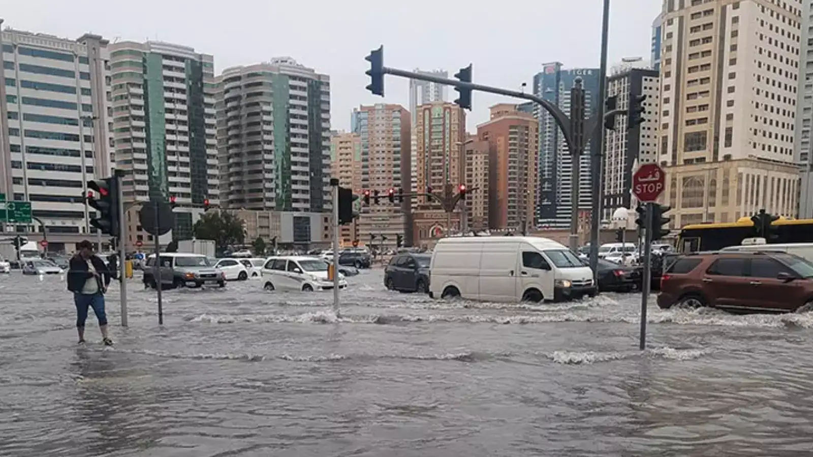 அவசியம் இல்லாம வராதிங்க.. துபாயில் நிலவும் மோசமான வானிலை.. இந்திய பயணிகளுக்கு தூதரகம் எச்சரிக்கை! 