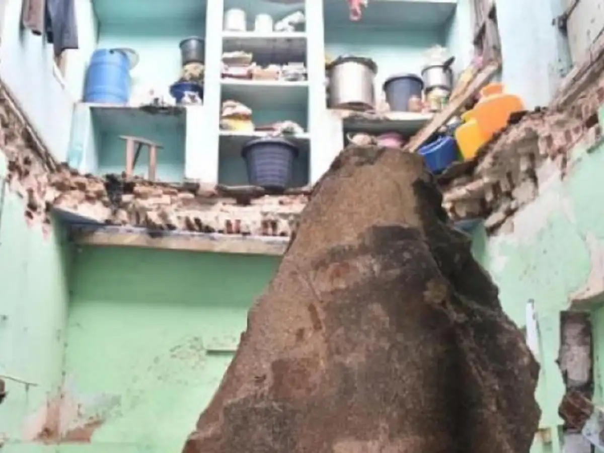 ஈரோட்டில் பெய்த கனமழை; வீட்டின் மேல் தளம் இடிந்து விழுந்து தாய் மகன் பலி! 