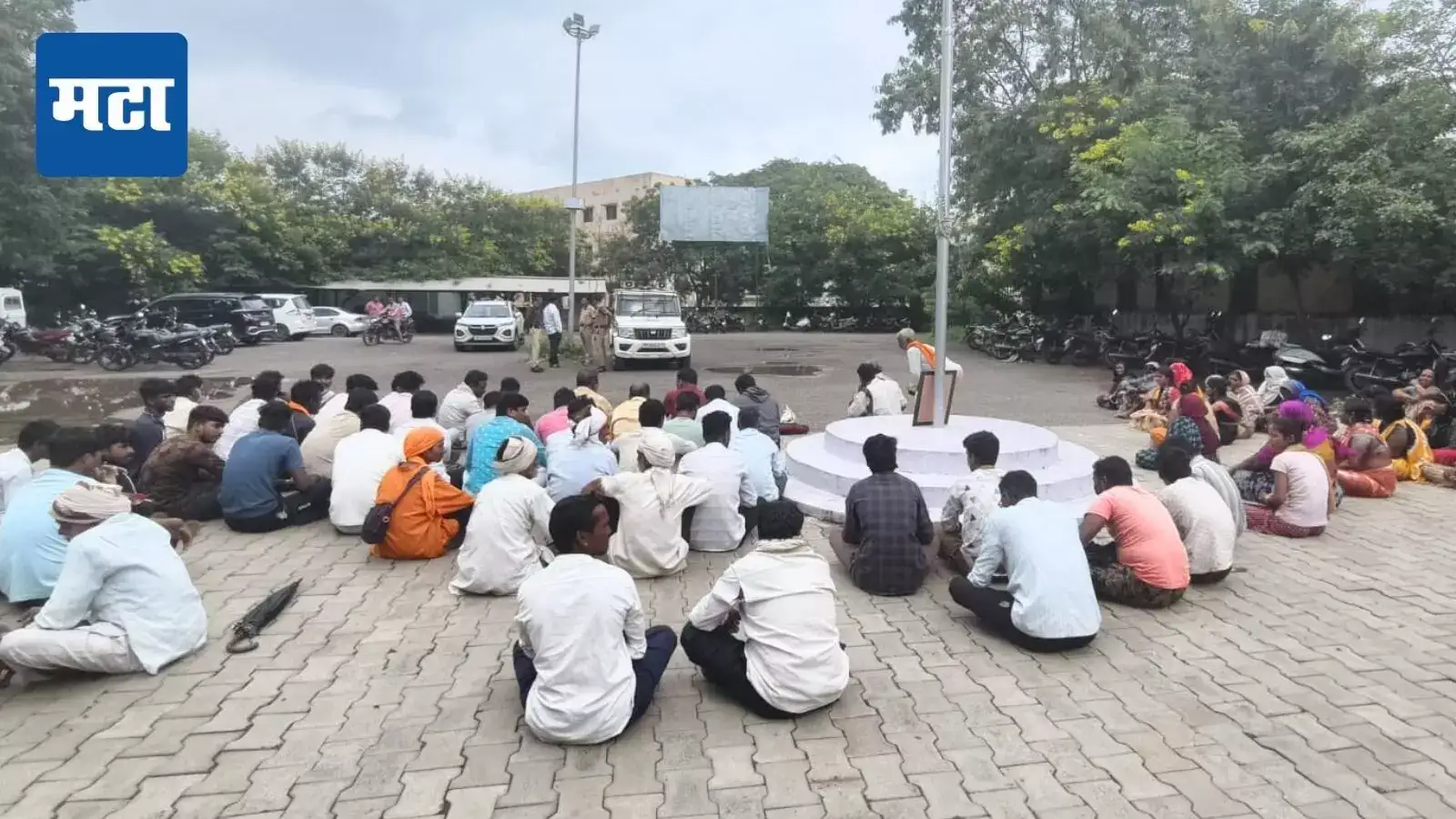 मृत्यूनंतरही असमतेच्या यातना! आदिवासी महिलेच्या दफन विधीला नकार, तहसीलदार कार्यालयासमोर आणली बॉडी अन्… मृत्यूनंतरही असमतेच्या यातना! आदिवासी महिलेच्या दफन विधीला नकार, तहसीलदार कार्यालयासमोर आणली बॉडी अन्…