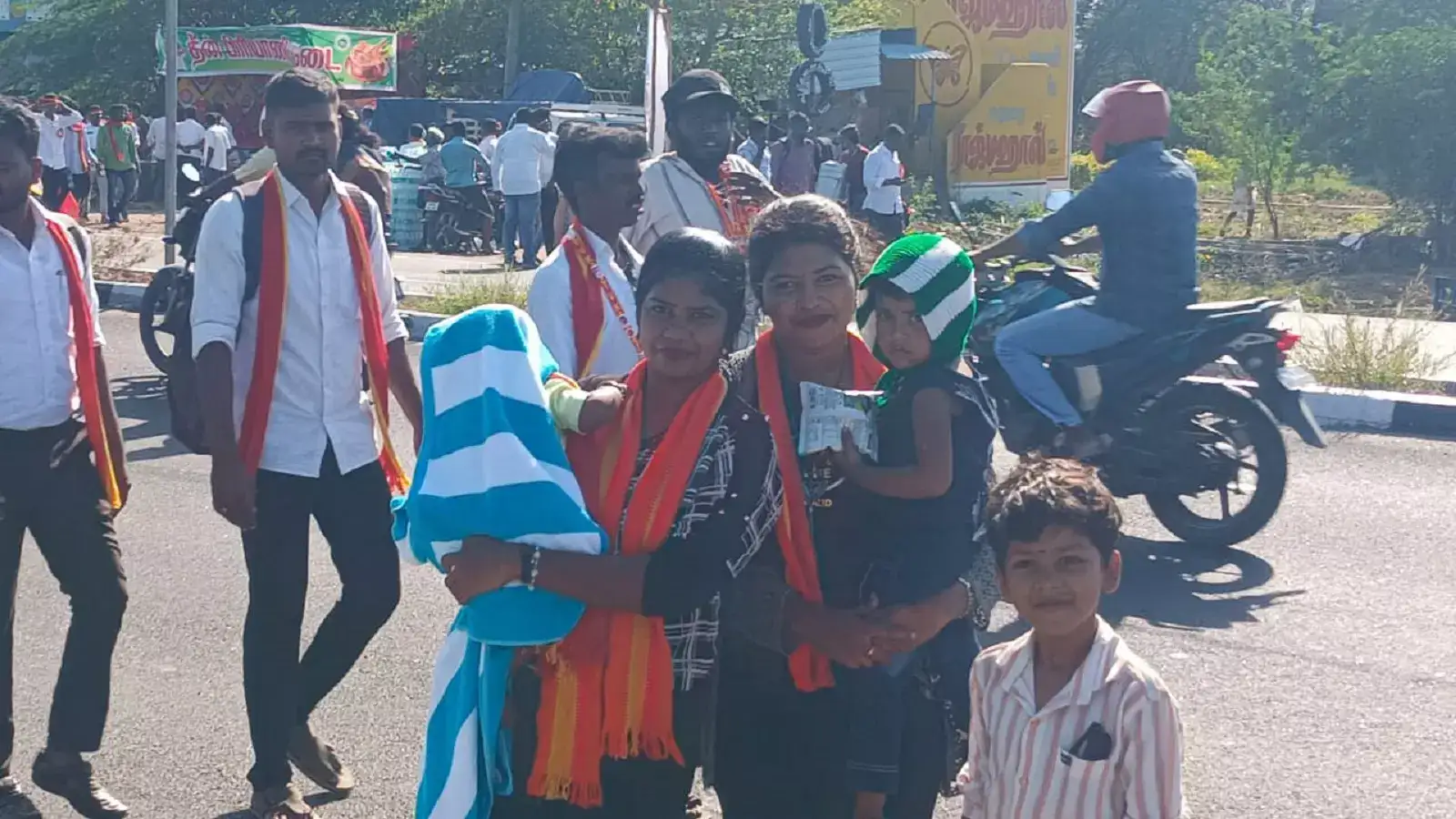 தவெக மாநாட்டில் வெயிலின் தாக்கம் அதிகரிப்பு ...குழந்தைகள், மக்கள் கடும் அவதி! 