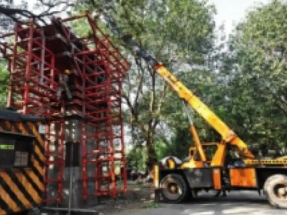 विक्रोळी उड्डाणपूलाचे काम संथगतीने, रखडपट्टीमुळे ४१ कोटी वाढीव खर्च विक्रोळी उड्डाणपूलाचे काम संथगतीने, रखडपट्टीमुळे ४१ कोटी वाढीव खर्च