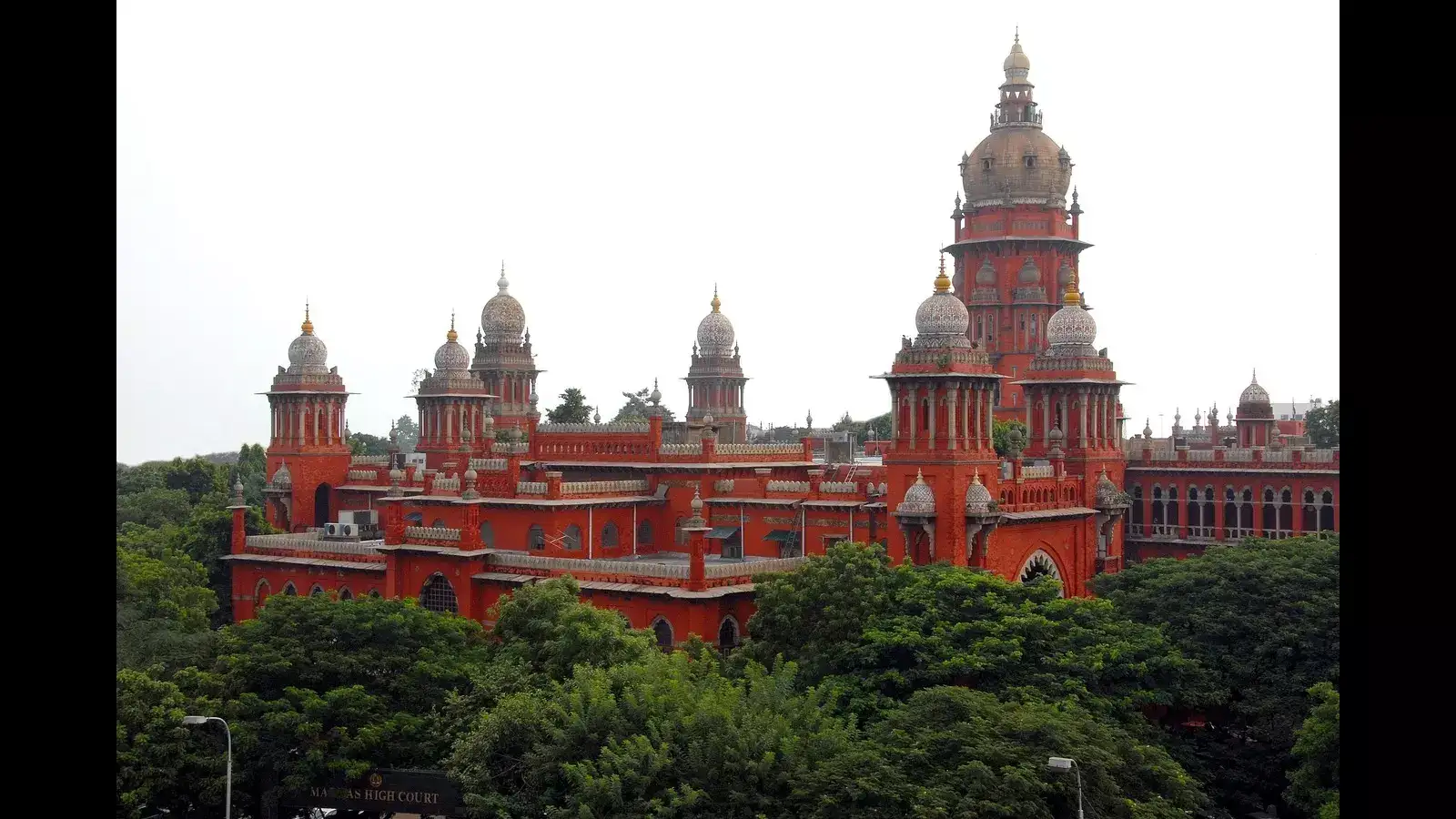 சென்னை உயர்நீதிமன்றத்தில் 2 புதிய நீதிபதிகள் பொறுப்பேற்பு ! 