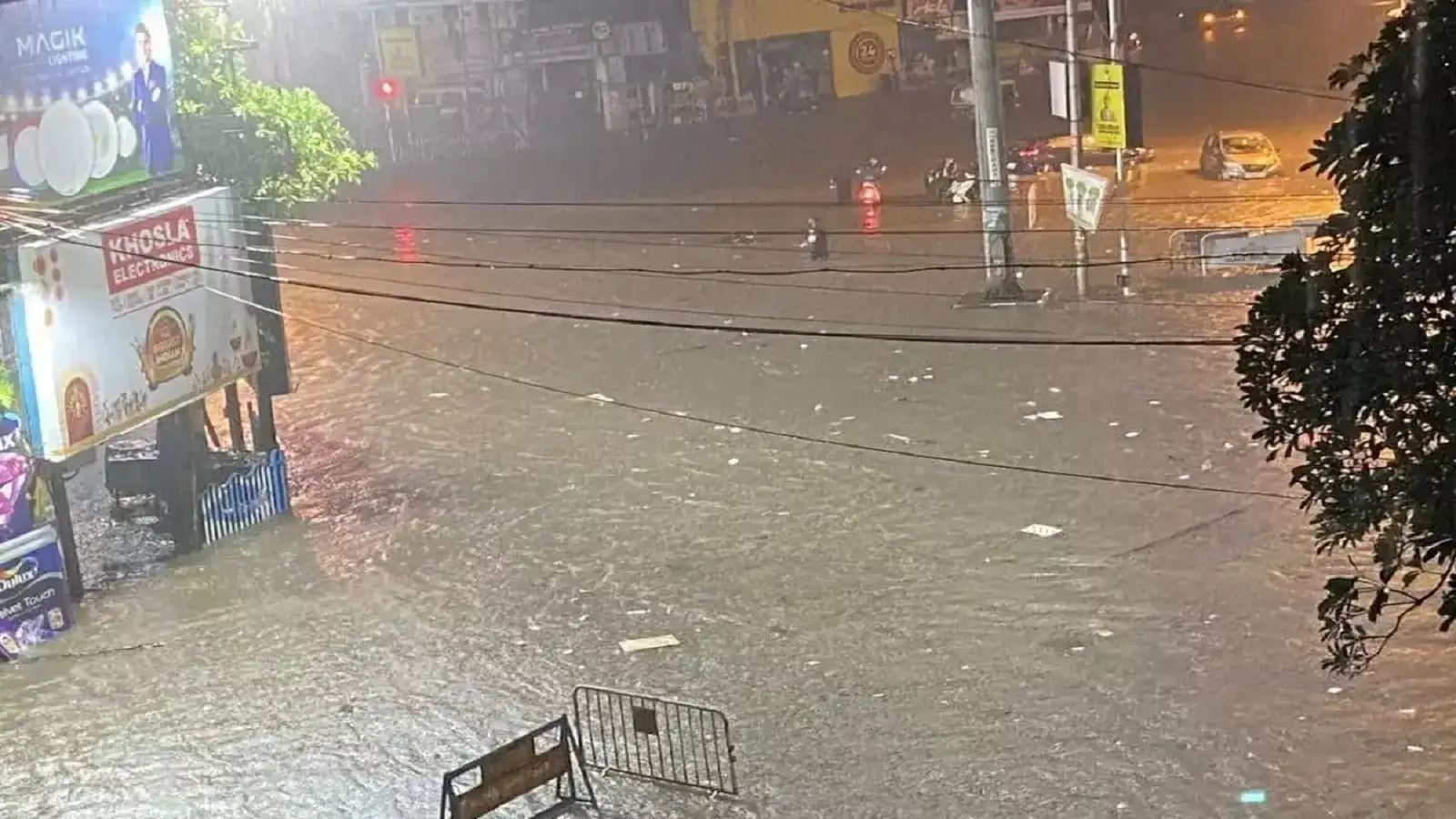 கொல்கத்தாவில் நள்ளிரவு முதல் கனமழை-மக்களின் இயல்பு வாழ்க்கை பாதிப்பு! 