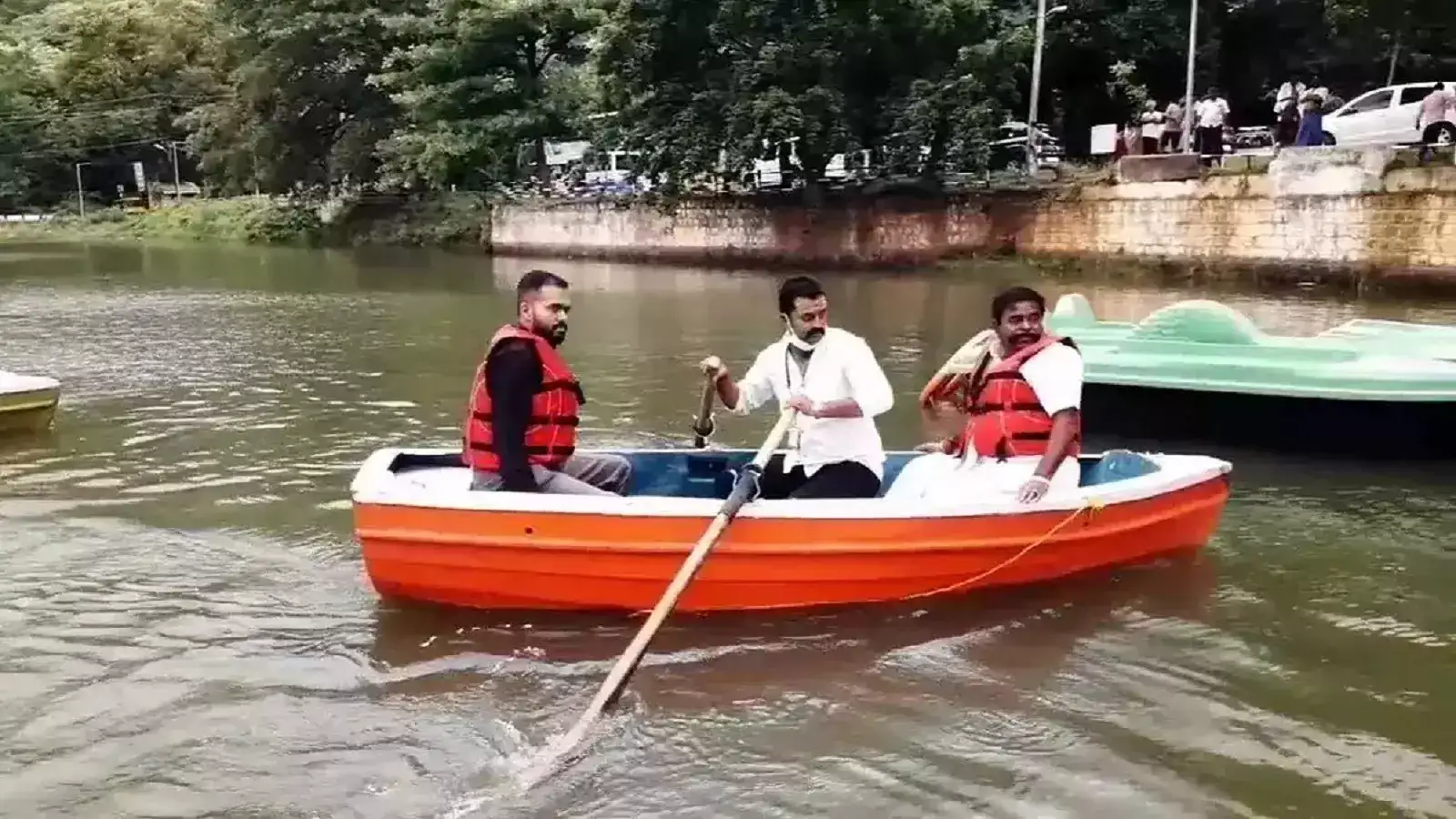 குற்றாலத்தில் படகு சவாரி துவக்கம்... சுற்றுலா பயணிகள் மகிழ்ச்சி! 