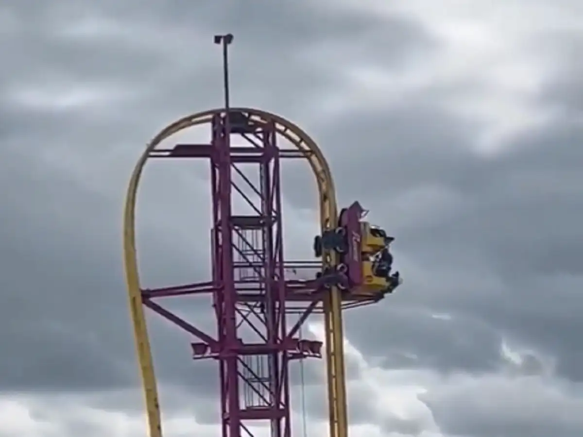 ரோலர் கோஸ்டரில் தலைக்குப்புற... 40 நிமிட திக் திக்... இங்கிலாந்து தீம் பார்க்கில் நடந்த பகீர்! 