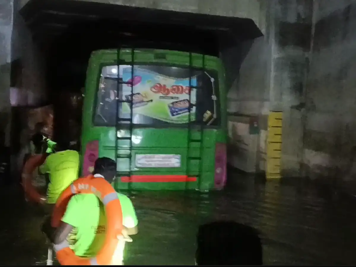 ரயில்வே சுரங்க பாதையில் சிக்கிய மினி பேருந்து.... விருதுநகர் ஸ்ரீவில்லிபுத்தூர் தீயணைப்புத் துறையினர் மீட்பு பணி! 