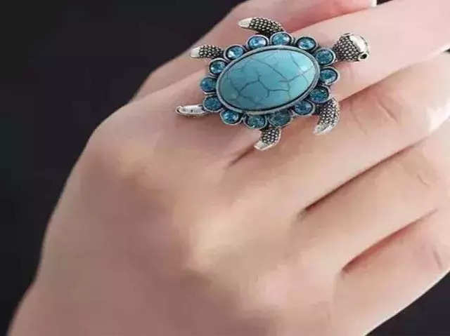 Tortoise ring: ஆமை மோதிரம் அணிந்தால் என்ன நடக்கும்.. எந்த விரலில் அணிய  வேண்டும் பாருங்க!-tortoise ring what happens when you wear a tortoise ring  see on which finger to wear it - HT Tamil ...