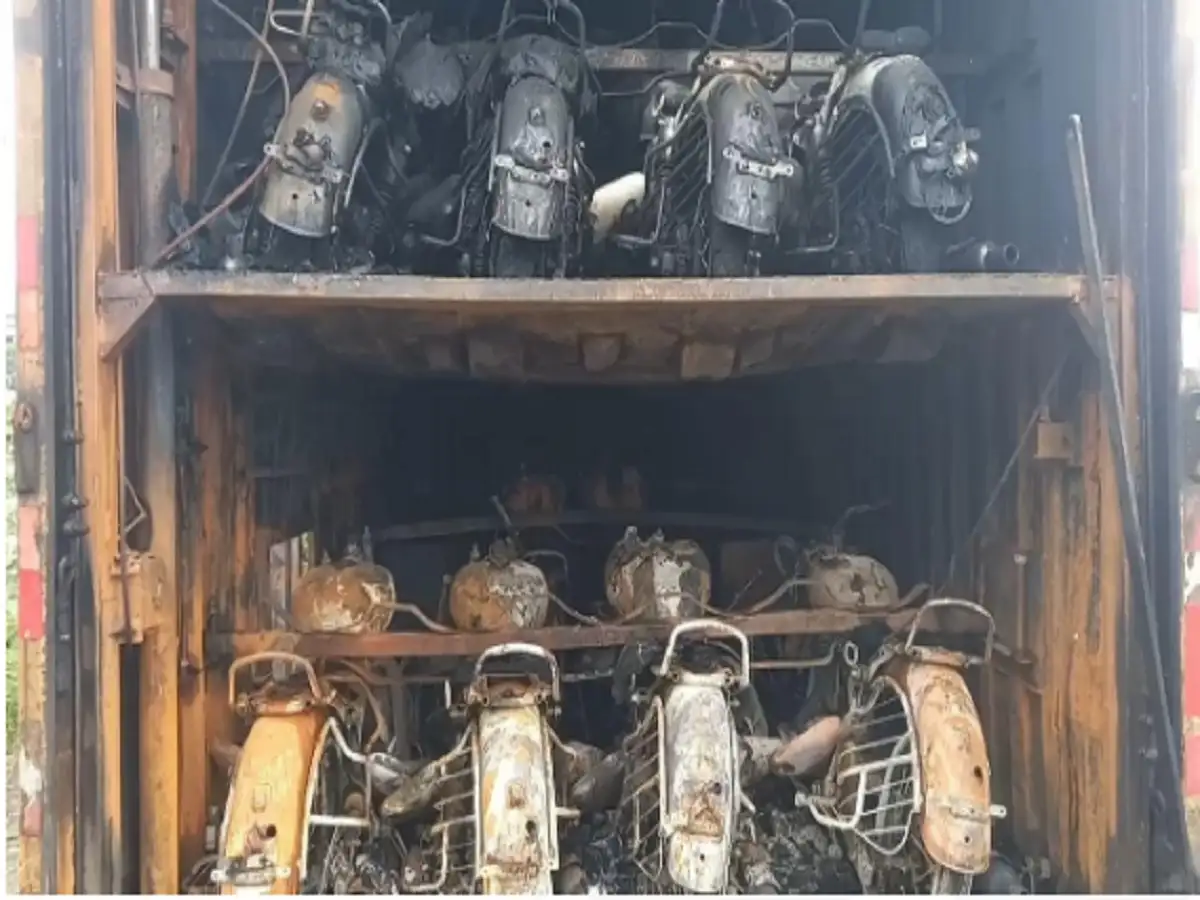 காஞ்சிபுரம் – நடுரோட்டில் பற்றி எரிந்த கண்டெய்னர் லாரி; பல லட்சம் மதிப்புள்ள பொருட்கள் சேதம்! 