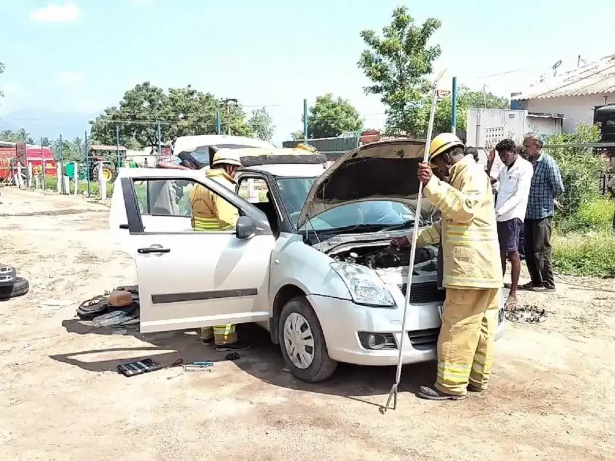ஆத்தூரில் காரில் புகுந்த பாம்பு... ஓட்டுநர் உட்பட இருவர் அலறியடித்து ஓட்டம் 