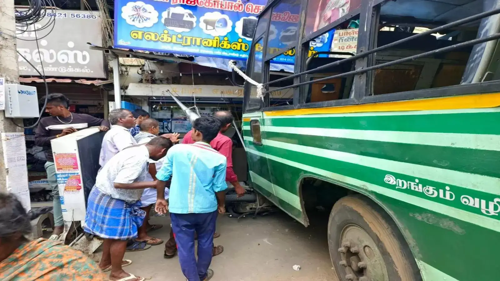 திண்டுக்கல்லில் கடைக்குள் பாய்ந்த அரசு பேருந்து! பேருந்து ஓட்டுனரை சஸ்பெண்ட் செய்து அதிரடி! 