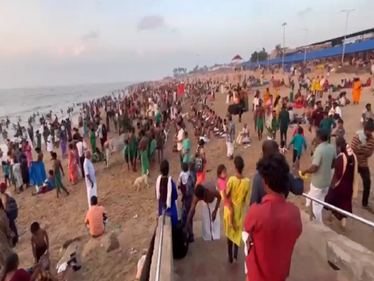 தை அம்மாவாசையை முன்னிட்டு தூத்துக்குடி திருச்செந்தூர் கடற்கரையில் குவிந்த மக்கள்....முன்னோர்களுக்கு தர்ப்பணம் கொடுத்து வழிபாடு! 