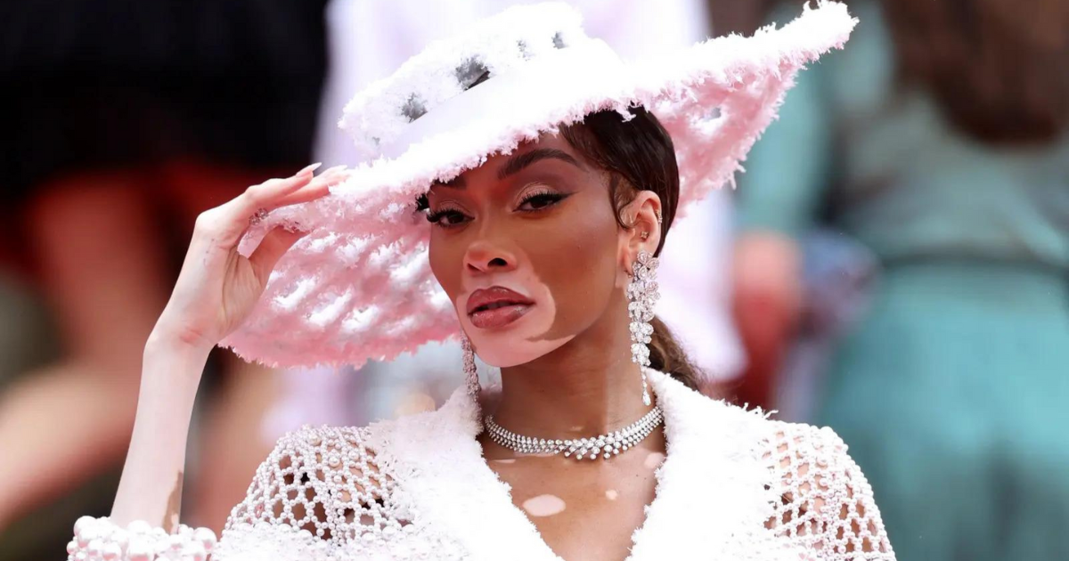 Wearing a dress adorned with pearls, this beauty became a 'cowgirl' and mesmerized everyone by wearing a big cap on her head.