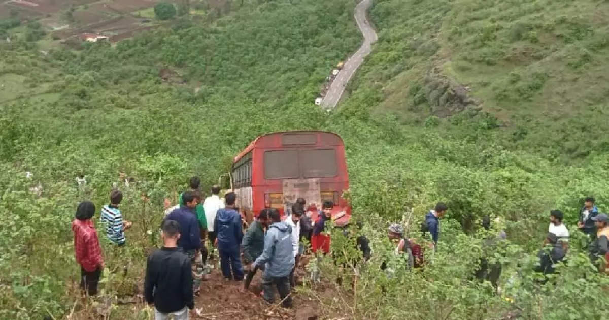 Nashik Bus Accident: चालकाने स्टेअरिंग सोडलं नाही, अन्यथा…; वाहकाने केलं अपघाताचं थरारक वर्णन