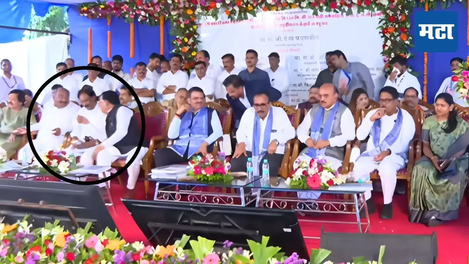 दोन शिवसेनेचे शिलेदार एकाच व्यासपीठावर, एकमेकांवर तोंडसूख घेणाऱ्या नेत्यांनी काजू खाल्ले वाटून दोन शिवसेनेचे शिलेदार एकाच व्यासपीठावर, एकमेकांवर तोंडसूख घेणाऱ्या नेत्यांनी काजू खाल्ले वाटून