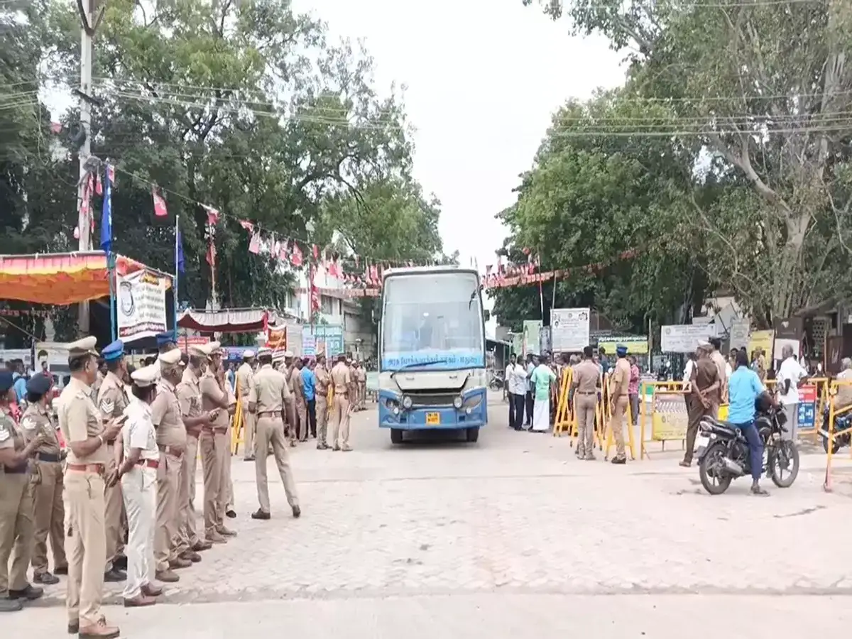 மதுரை பஸ் ஸ்டிரைக்: 90% பேருந்துகள் இயக்கம்! ஓட்டுநர்கள், நடத்துனர்கள் சாலை மறியல்! 
