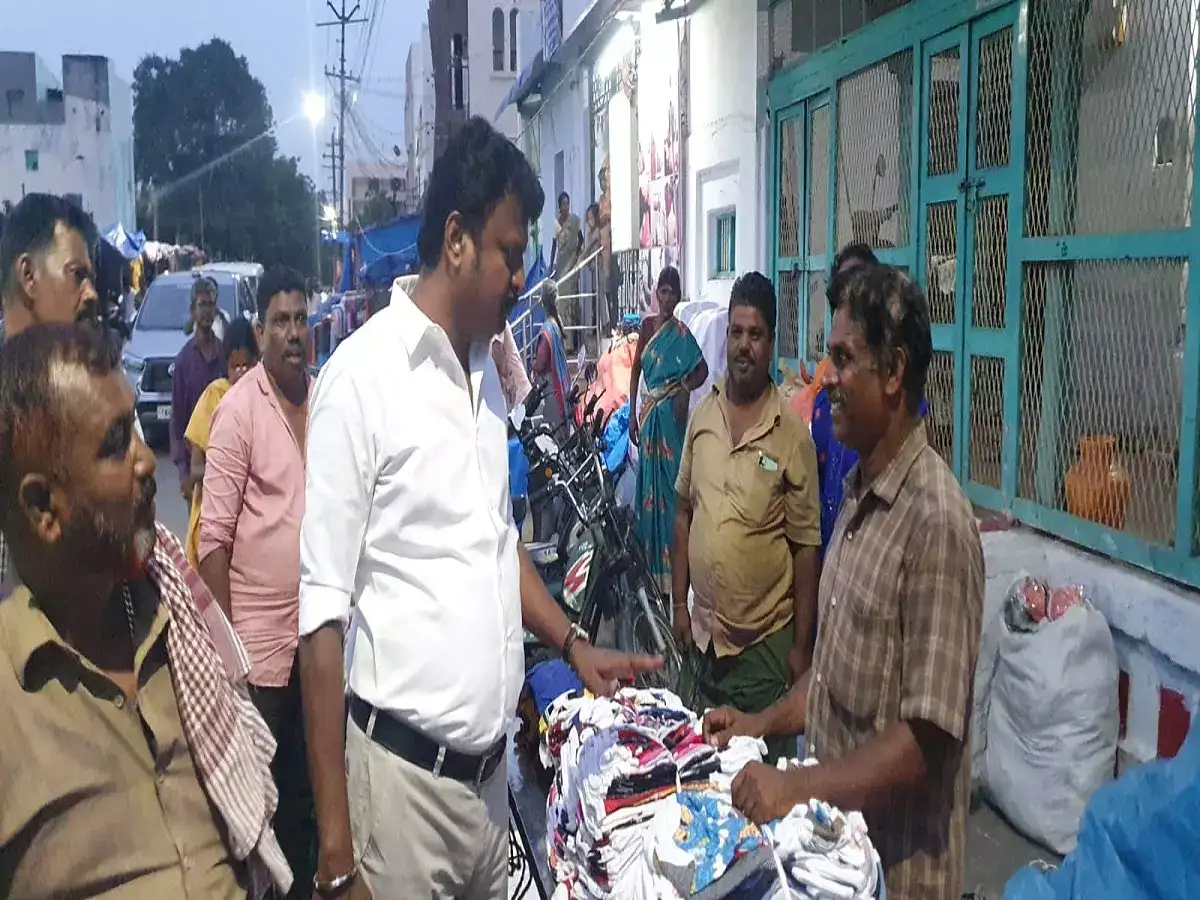 தரைக்கடைகளில் சட்டவிரோதமாக சுங்க வரி வசூல்... அதிரடி ஆய்வில் கரூர் ஆணையர்! 