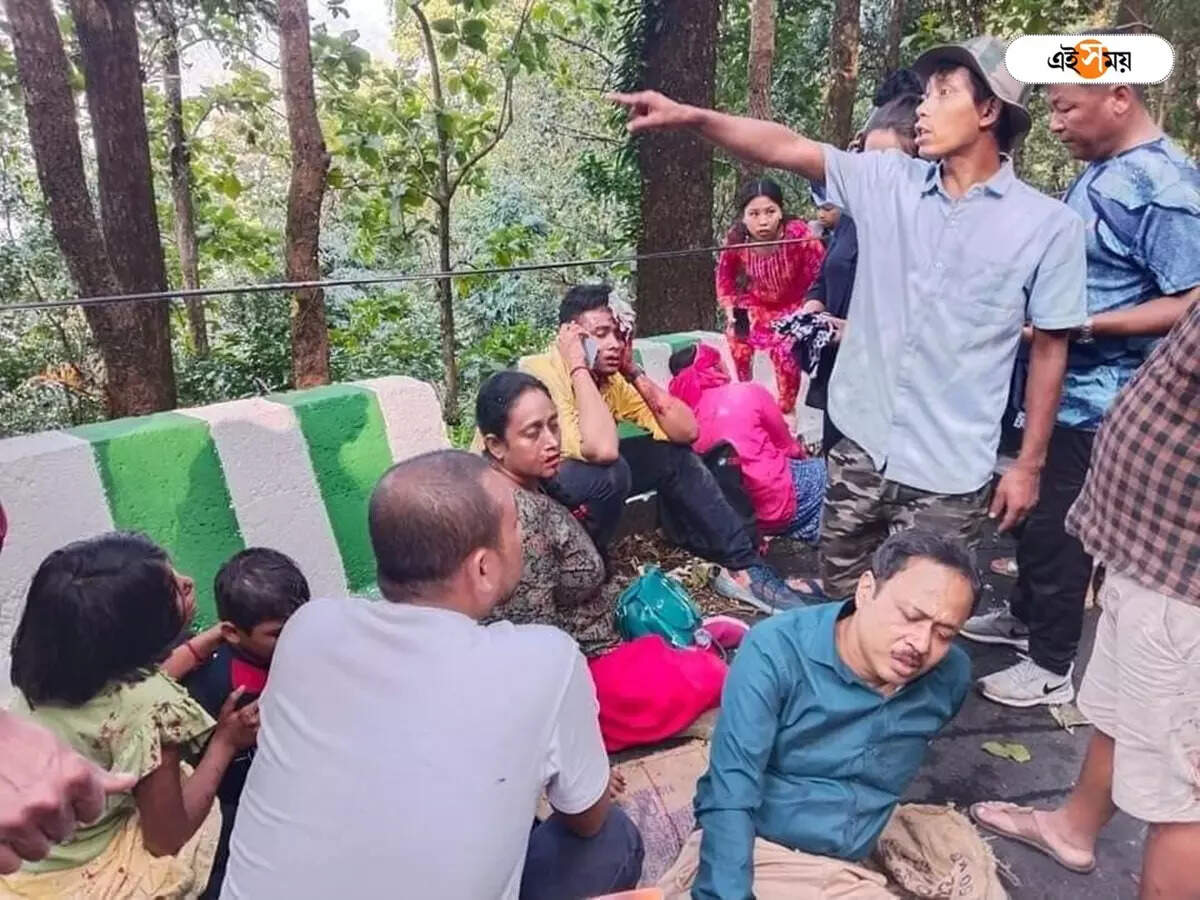 Darjeeling Accident: দার্জিলিং বেড়াতে গিয়ে ১০০ ফুট গভীর খাদে পর্যটক বোঝাই গাড়ি, চিন্তায় দুর্ঘটনাগ্রস্থদের পরিবার – tourist car fell in 100 feet deep ditch at darjeeling