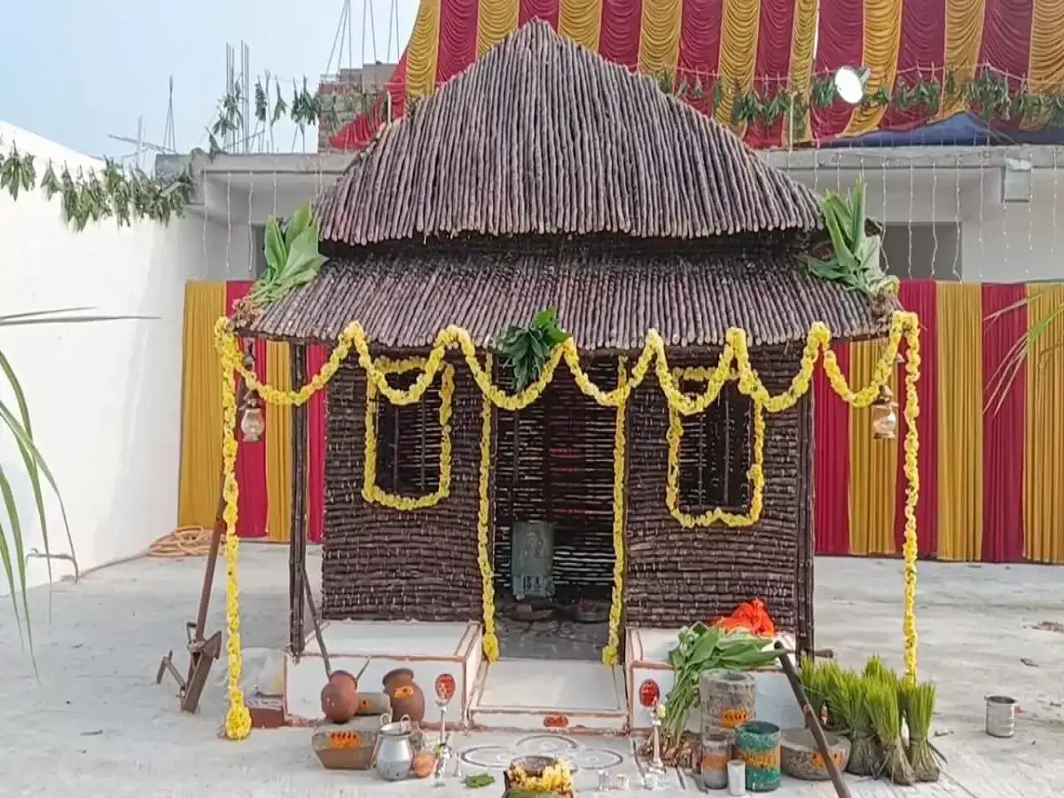 பொங்கல் பண்டிகை: 3 டன் எடையுள்ள செங்கரும்பினால் குடிசை.. அசத்திய விவசாயி 