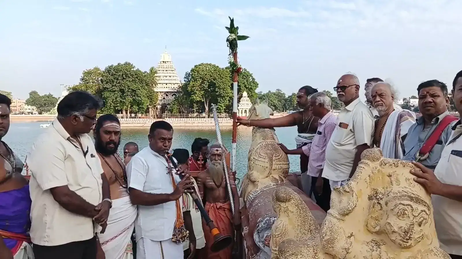 மதுரை மீனாட்சி அம்மன் கோவில் தெப்பத் திருவிழா 2025: முகூர்த்தக்கால் நடும் நிகழ்ச்சி கோலாகலம்! ஏராளமான பக்தர்கள் பங்கேற்பு! 