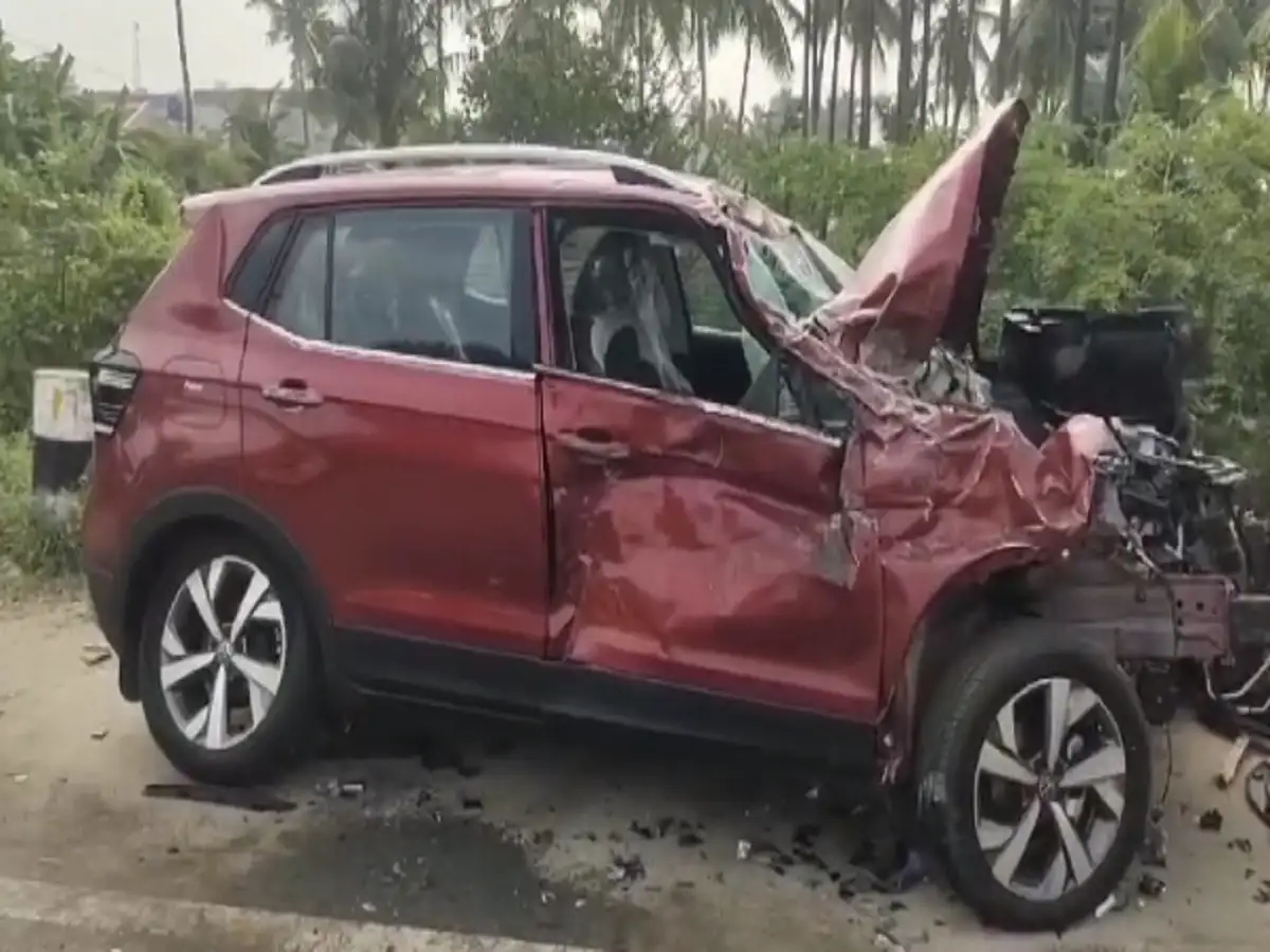 திருப்பூர் ஊத்துக்குளி ரோட்டில் அப்பளம் போல் நொறுங்கிய புதிய கார்; ஒரே குடும்பத்தை சேர்ந்தவர்கள் படுகாயம்! 