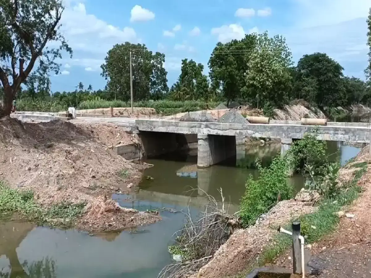 2 ஆண்டாக ஆமை வேகத்தில் நடக்கும் பாலம் பணி... கரூர் அருகே மக்கள் பாதிப்பு! 